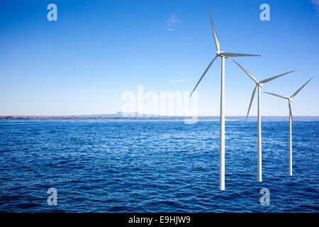 Les turbines éoliennes dans la mer Banque D'Images