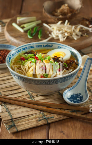 Soto ayam. Soupe aux nouilles et poulet. L'alimentation de l'Indonésie Banque D'Images