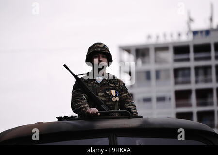 Thessalonique, Grèce. 28 octobre, 2014. Un soldat grec dans pendant le défilé pour le 28e anniversaire d'octobre à Thessalonique, la date à laquelle la Grèce est entré dans la deuxième guerre mondiale, en 1940. Credit : Giannis Papanikos/Alamy Live News Banque D'Images