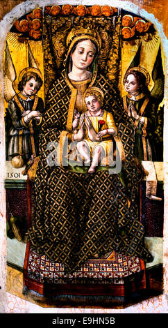 Vierge à l'enfant entre deux anges par Vittore Crivelli 1440-1502 dans les Marches Italie Italien Banque D'Images