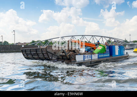 Une barge de nettoyage avec deux travailleurs sur un canal à Amsterdam, Pays-Bas Banque D'Images