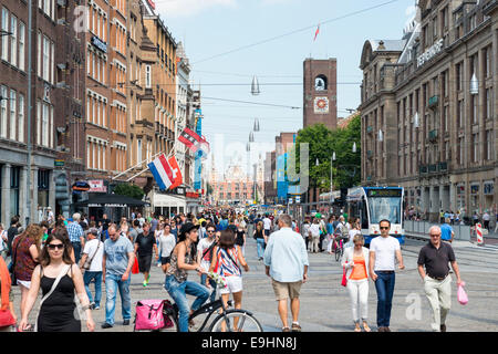 Les gens sur le Damrak, vue de la place du Dam à Amsterdam, Pays-Bas Banque D'Images