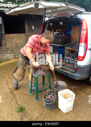 Mike Moss, maréchal-ferrant, Godshill, île de Wight, Angleterre, Royaume-Uni, Banque D'Images