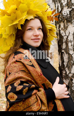 La fille enceinte in autumn park Banque D'Images