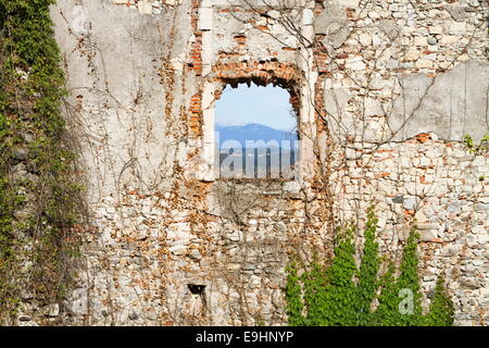 Mur de château en ruine avec fenêtre Banque D'Images