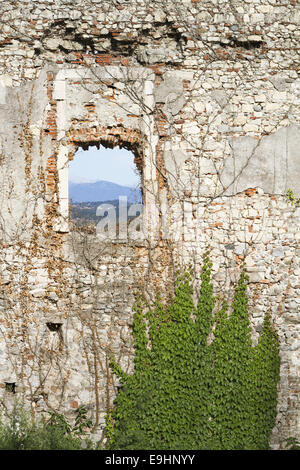 Partie d'un château en ruine Banque D'Images