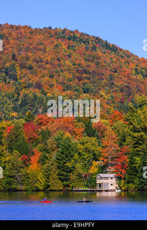 Couleurs d'automne au Lac Miroir à Lake Placid en Adirondacks State Park dans le nord de l'État de New York, USA Banque D'Images