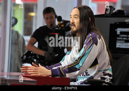 Toronto, Canada. 28 Oct 2014. Musicien electro house américain Steven Hiroyuki Aoki 'Steve' Global TV apparitions dans l'émission matinale durant son arrêt de promotion à Toronto. Credit : EXImages/Alamy Live News Banque D'Images