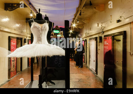 Belfast, Irlande du Nord. 27 Oct 2014 - Le premier ministre de l'exposition de costumes de ballet Bolchoï ouvre dans la rue Crumlin Prison. Plus de 50 costumes sont exposés, dont la plupart n'ont jamais été à l'extérieur de la Russie avant. Crédit : Stephen Barnes/Alamy Live News Banque D'Images