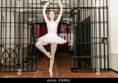 Belfast, Irlande du Nord. 27 Oct 2014 - ballerine effectue dans la rue Crumlin Prison. Crédit : Stephen Barnes/Alamy Live News Banque D'Images