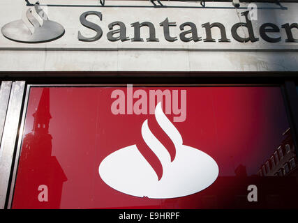 Sur une branche du logo de la banque espagnole Santander dans le centre de Londres Banque D'Images