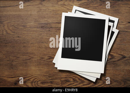 Cadres photo Polaroid sur la vieille table en bois Banque D'Images