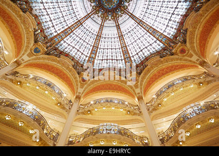 Galeries Lafayette, de l'intérieur du dôme à Paris Banque D'Images