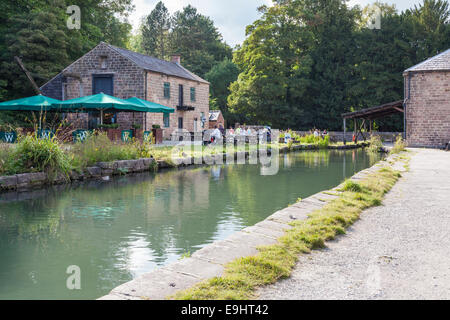 Café à la fin du canal de Cromford en été, Cromford, Derbyshire, Angleterre, RU Banque D'Images