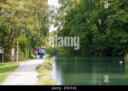 Les gens qui marchent le long du chemin de halage sur le canal de Cromford en été, Cromford, Derbyshire, Angleterre, RU Banque D'Images