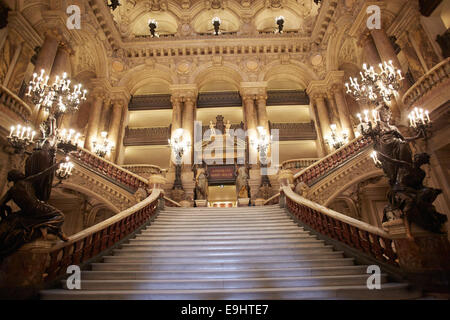 L'Opéra Garnier, l'escalier intérieur de luxe à Paris Banque D'Images