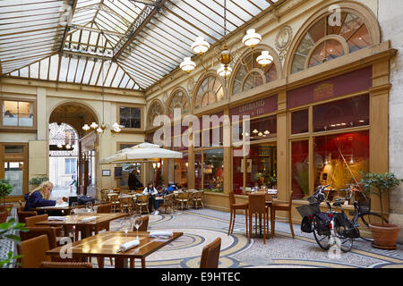 Paris, Galerie Vivienne avec restaurants et les gens Banque D'Images