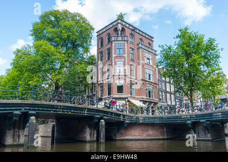 Ancienne maison et pont, vue depuis un bateau sur un canal, Amsterdam, Pays-Bas Banque D'Images