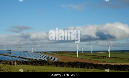 Truro UK, 24/10/2014 : Eco Friendly Power dans les collines près de Truro. Éoliennes et des panneaux solaires. Photo par Julie Edwards Banque D'Images