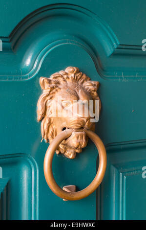 Portes avec heurtoir en forme de tête de lion Banque D'Images