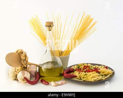 Assiette de spaghetti à l'ail, l'huile d'olive, du piment sur fond blanc Banque D'Images