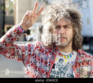 Hollywood, Californie, USA. 27 Oct, 2014. Le chant et le leader du groupe, WAYNE COYNE, arrive à Jimmy Kimmel Live ! Le lundi en vue d'un mini-concert avec le groupe à Hollywood le lundi 27 octobre, 2014. Crédit : David Bro/ZUMA/Alamy Fil Live News Banque D'Images