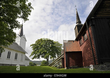 Église Kvernes, assis à côté de la nouvelle église actuelle, St Pair sur mer, la Norvège Banque D'Images