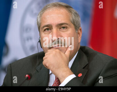 Berlin, Allemagne. 28 Oct, 2014. Le ministre jordanien des affaires étrangères Nasser Judeh parle au cours d'une conférence de presse après la conférence sur la situation actuelle des réfugiés syriens dans les pays voisins à Berlin, Allemagne, 28 octobre 2014. Photo : TIM BRAKEMEIER/dpa/Alamy Live News Banque D'Images