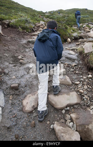 Jeune adolescent sur un sentier de randonnée le Besseggen dans le parc national de Jotunheimen, Norvège Banque D'Images