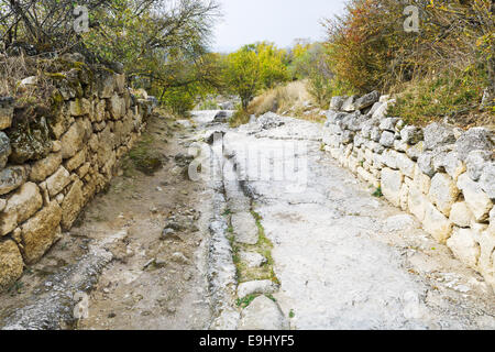 Route de pierre sur la rue de ville médiévale Chufut-Kale en Crimée Banque D'Images