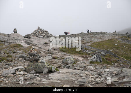 Le Besseggen trail dans le parc national de Jotunheimen, Norvège - un itinéraire très populaire parmi les randonneurs. Banque D'Images