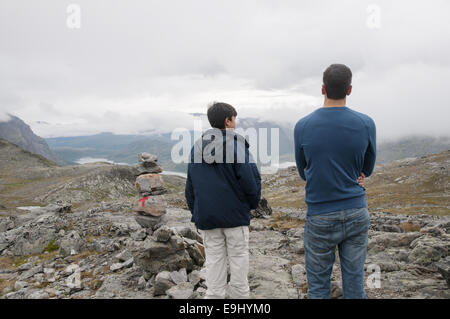 Deux adolescents à la recherche sur les montagnes du parc national de Jotunheimen, en Norvège, au cours d'une randonnée le long de la crête de Besseggen. Banque D'Images