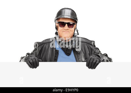Debout derrière un motard mature blank billboard isolé sur fond blanc Banque D'Images