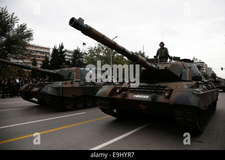 Thessalonique, Grèce. 28 octobre, 2014. Des chars défilent dans les rues de la ville portuaire de Thessalonique, Grèce. Le défilé militaire commémorant l'entrée de la Grèce dans la seconde guerre mondiale a eu lieu à Thessalonique, en Grèce le 28 octobre 2014 Credit : Konstantinos Tsakalidis/Alamy Live News Banque D'Images