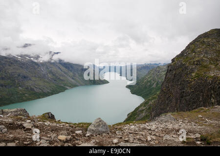 Vue sur lac Gjende de Besseggen crête de montagne, le parc national de Jotunheimen Oppland, Norvège, Banque D'Images