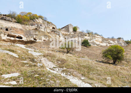 Murs de ville médiévale chufut-excrг sur montagne en Crimée Banque D'Images