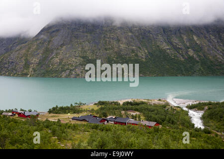 Vue sur lac Gjende et Memurubu à partir de l'ouest de l'ascension de Besseggen, le parc national de Jotunheimen, Oppland County, en Norvège. Banque D'Images