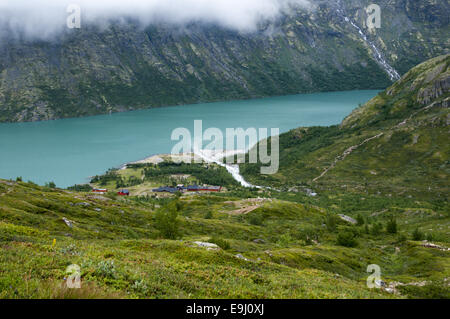 Vue sur lac Gjende et Memurubu à partir de l'ouest de l'ascension de Besseggen, le parc national de Jotunheimen, Oppland County, en Norvège. Banque D'Images