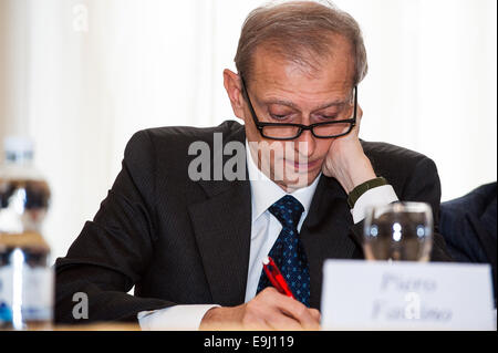 Turin, Italie. 28 octobre, 2014. Présentation de l'exposition 'Leonardo et les trésors du roi,' lors de l'inauguration, qui a eu lieu au palais Chiablese, a été suivi par le maire de la ville de Torino Piero Fassino, Giovanni Saccani directeur de la Bibliothèque Royale de Turin, Maurizio Cibrario président la Consulta de Turin Mario Turetta Directeur régional du patrimoine culturel et du Paysage du piémont, Marco Mezzalama Compagnia di San Paolo, Fondazione CRT Anna Chiara Invernizzi et Marcella Gaspardone, Directeur Marketing de Turismo Torino. Credit : Realy Easy Star/Alamy Vivre sw Banque D'Images