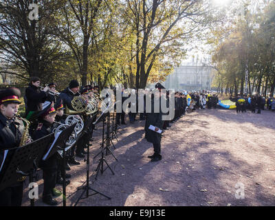 Le Brass Band de cadets. 28 Oct, 2014. -- Dans le Mardi, Octobre 28, 2014 Les cadets de Kiev et d'écoliers à Babi Yar, organisé un rassemblement sur le 70e anniversaire de la libération de l'Ukraine. Babii Yar tragédie connue dans le monde entier. Pendant la Seconde Guerre mondiale, les Nazis ont exécuté ici de 100 mille habitants de Kiev, principalement juifs. Célébration de la libération de l'Ukraine des Nazis ont passé sous l'occupation russe de la Crimée et l'Est de l'Ukraine. © Igor Golovniov/ZUMA/Alamy Fil Live News Banque D'Images