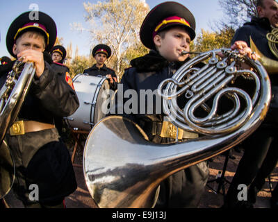 Kiev, Ukraine. 28 octobre, 2014. Le Brass Band de cadets. Les cadets de Kiev et d'écoliers à Babi Yar, organisé un rassemblement sur le 70e anniversaire de la libération de l'Ukraine. Babii Yar tragédie connue dans le monde entier. Pendant la Seconde Guerre mondiale, les Nazis ont exécuté ici de 100 mille habitants de Kiev, principalement juifs. Célébration de la libération de l'Ukraine des Nazis ont passé sous l'occupation russe de la Crimée et l'Est de l'Ukraine. Crédit : Igor Golovnov/Alamy Live News Banque D'Images