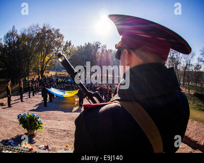 Kiev, Ukraine. 28 octobre, 2014. n Le mardi 28 octobre, 2014 Les cadets de Kiev et d'écoliers à Babi Yar, organisé un rassemblement sur le 70e anniversaire de la libération de l'Ukraine. Babii Yar tragédie connue dans le monde entier. Pendant la Seconde Guerre mondiale, les Nazis ont exécuté ici de 100 mille habitants de Kiev, principalement juifs. Célébration de la libération de l'Ukraine des Nazis ont passé sous l'occupation russe de la Crimée et l'Est de l'Ukraine. Crédit : Igor Golovnov/Alamy Live News Banque D'Images