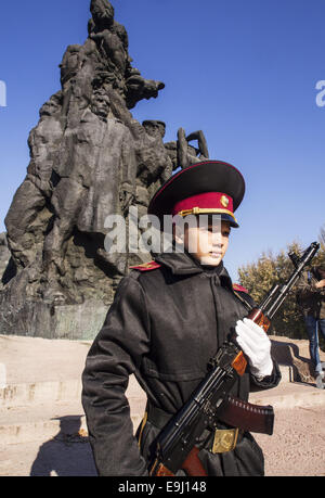 Garde d'honneur des cadets au monument aux victimes de Babi Yar. 28 Oct, 2014. -- Dans le Mardi, Octobre 28, 2014 Les cadets de Kiev et d'écoliers à Babi Yar, organisé un rassemblement sur le 70e anniversaire de la libération de l'Ukraine. Babii Yar tragédie connue dans le monde entier. Pendant la Seconde Guerre mondiale, les Nazis ont exécuté ici de 100 mille habitants de Kiev, principalement juifs. Célébration de la libération de l'Ukraine des Nazis ont passé sous l'occupation russe de la Crimée et l'Est de l'Ukraine. © Igor Golovniov/ZUMA/Alamy Fil Live News Banque D'Images