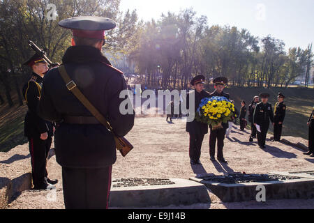 Cadets portant des fleurs pour le monument. 28 Oct, 2014. -- Dans le Mardi, Octobre 28, 2014 Les cadets de Kiev et d'écoliers à Babi Yar, organisé un rassemblement sur le 70e anniversaire de la libération de l'Ukraine. Babii Yar tragédie connue dans le monde entier. Pendant la Seconde Guerre mondiale, les Nazis ont exécuté ici de 100 mille habitants de Kiev, principalement juifs. Célébration de la libération de l'Ukraine des Nazis ont passé sous l'occupation russe de la Crimée et l'Est de l'Ukraine. © Igor Golovniov/ZUMA/Alamy Fil Live News Banque D'Images