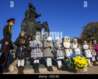 Ecolières jeter les lampes pour le monument. 28 Oct, 2014. -- Dans le Mardi, Octobre 28, 2014 Les cadets de Kiev et d'écoliers à Babi Yar, organisé un rassemblement sur le 70e anniversaire de la libération de l'Ukraine. Babii Yar tragédie connue dans le monde entier. Pendant la Seconde Guerre mondiale, les Nazis ont exécuté ici de 100 mille habitants de Kiev, principalement juifs. Célébration de la libération de l'Ukraine des Nazis ont passé sous l'occupation russe de la Crimée et l'Est de l'Ukraine. © Igor Golovniov/ZUMA/Alamy Fil Live News Banque D'Images