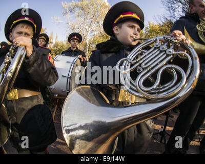 Le Brass Band de cadets. 28 Oct, 2014. -- Dans le Mardi, Octobre 28, 2014 Les cadets de Kiev et d'écoliers à Babi Yar, organisé un rassemblement sur le 70e anniversaire de la libération de l'Ukraine. Babii Yar tragédie connue dans le monde entier. Pendant la Seconde Guerre mondiale, les Nazis ont exécuté ici de 100 mille habitants de Kiev, principalement juifs. Célébration de la libération de l'Ukraine des Nazis ont passé sous l'occupation russe de la Crimée et l'Est de l'Ukraine. © Igor Golovniov/ZUMA/Alamy Fil Live News Banque D'Images