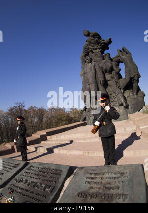 Garde d'honneur des cadets au monument aux victimes de Babi Yar. 28 Oct, 2014. -- Dans le Mardi, Octobre 28, 2014 Les cadets de Kiev et d'écoliers à Babi Yar, organisé un rassemblement sur le 70e anniversaire de la libération de l'Ukraine. Babii Yar tragédie connue dans le monde entier. Pendant la Seconde Guerre mondiale, les Nazis ont exécuté ici de 100 mille habitants de Kiev, principalement juifs. Célébration de la libération de l'Ukraine des Nazis ont passé sous l'occupation russe de la Crimée et l'Est de l'Ukraine. © Igor Golovniov/ZUMA/Alamy Fil Live News Banque D'Images