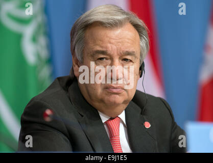 Berlin, Allemagne. 28 Oct, 2014. Commissaire de l'ONU pour les réfugiés Antonio Guterres parle au cours d'une conférence de presse après la conférence sur la situation actuelle des réfugiés syriens dans les pays voisins à Berlin, Allemagne, 28 octobre 2014. Photo : TIM BRAKEMEIER/dpa/Alamy Live News Banque D'Images