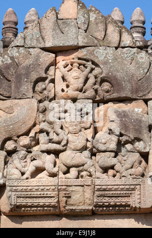 Représentant la bataille entre fronton des singes et des démons au Prasat Hin Phanom Rung temple, Thaïlande Banque D'Images