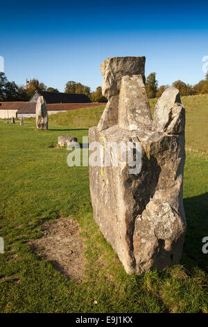 Royaume-uni, Angleterre, dans le Wiltshire, Avebury, des pierres dans la partie nord de henge principal près de l'église du village Banque D'Images